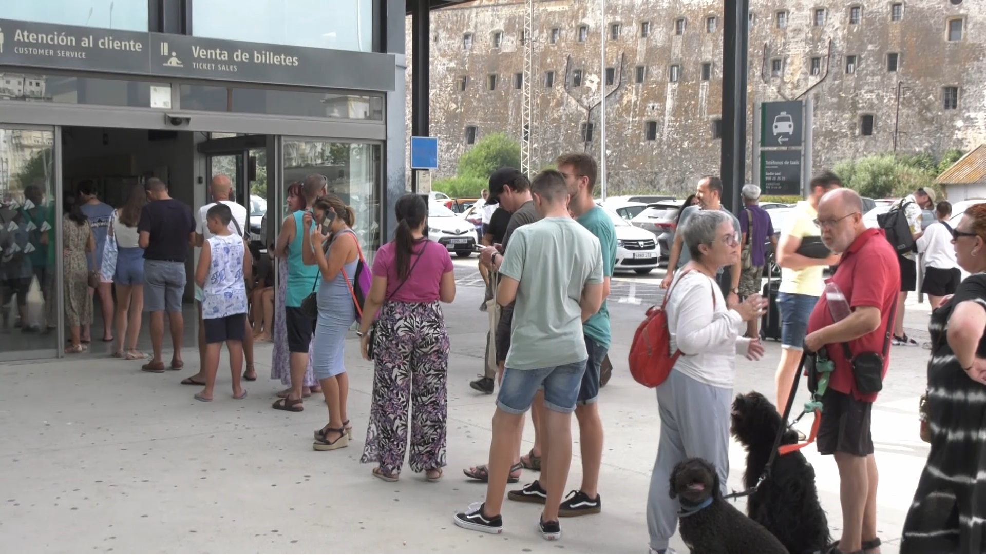 Colas De Una Hora En La Primera Jornada Para Conseguir Los Nuevos